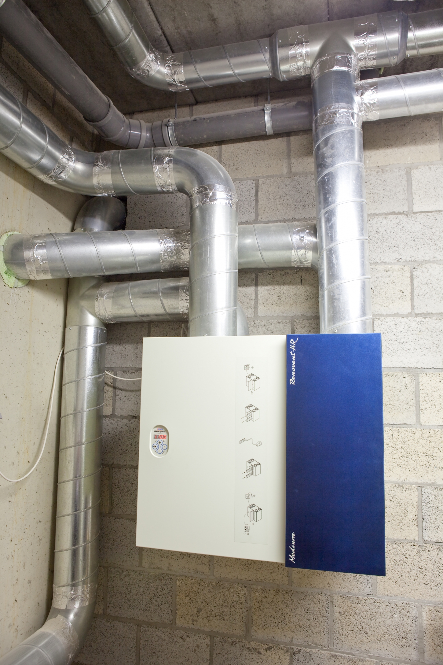 Het systeem filtert toegevoerde lucht permanent en compenseert het warmteverlies.
